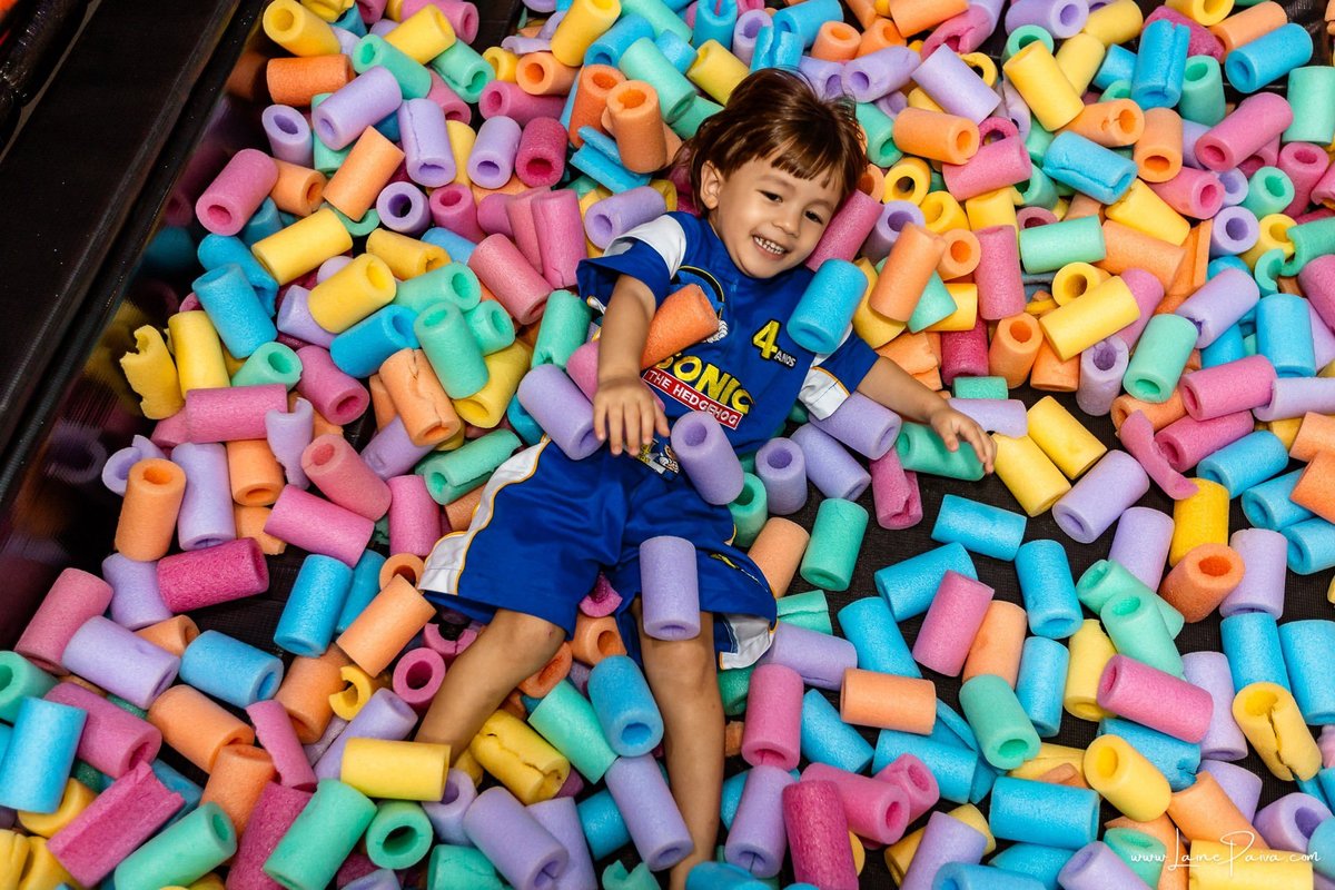 fotografia de Aniversario infantil, festa de 4 anos de Bernardo no Viva Park de Ponta Negra em Natal, com tema Sonic, brincadeiras, piscina de bolinhas, cama elásticas, diversão para as crianças e muito carinho de familiares e amigos, fotografo infantil