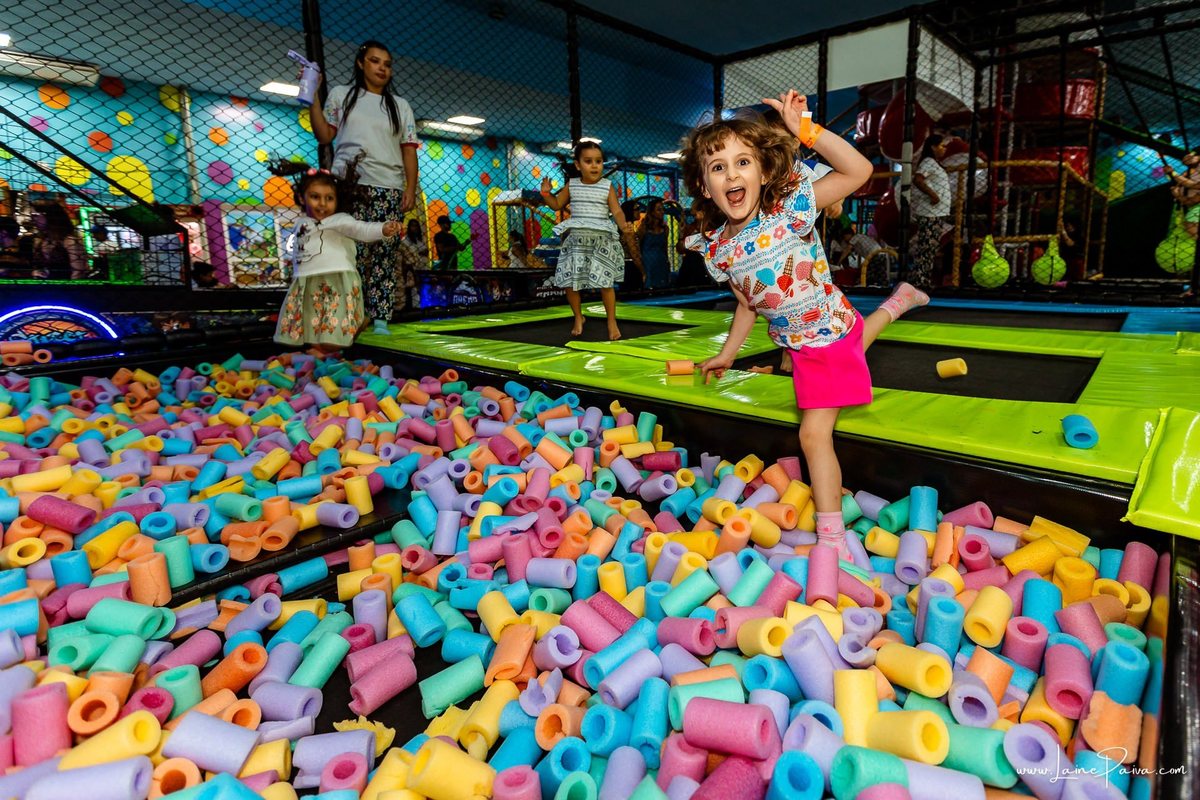 fotografia de Aniversario infantil, festa de 4 anos de Bernardo no Viva Park de Ponta Negra em Natal, com tema Sonic, brincadeiras, piscina de bolinhas, cama elásticas, diversão para as crianças e muito carinho de familiares e amigos, fotografo infantil