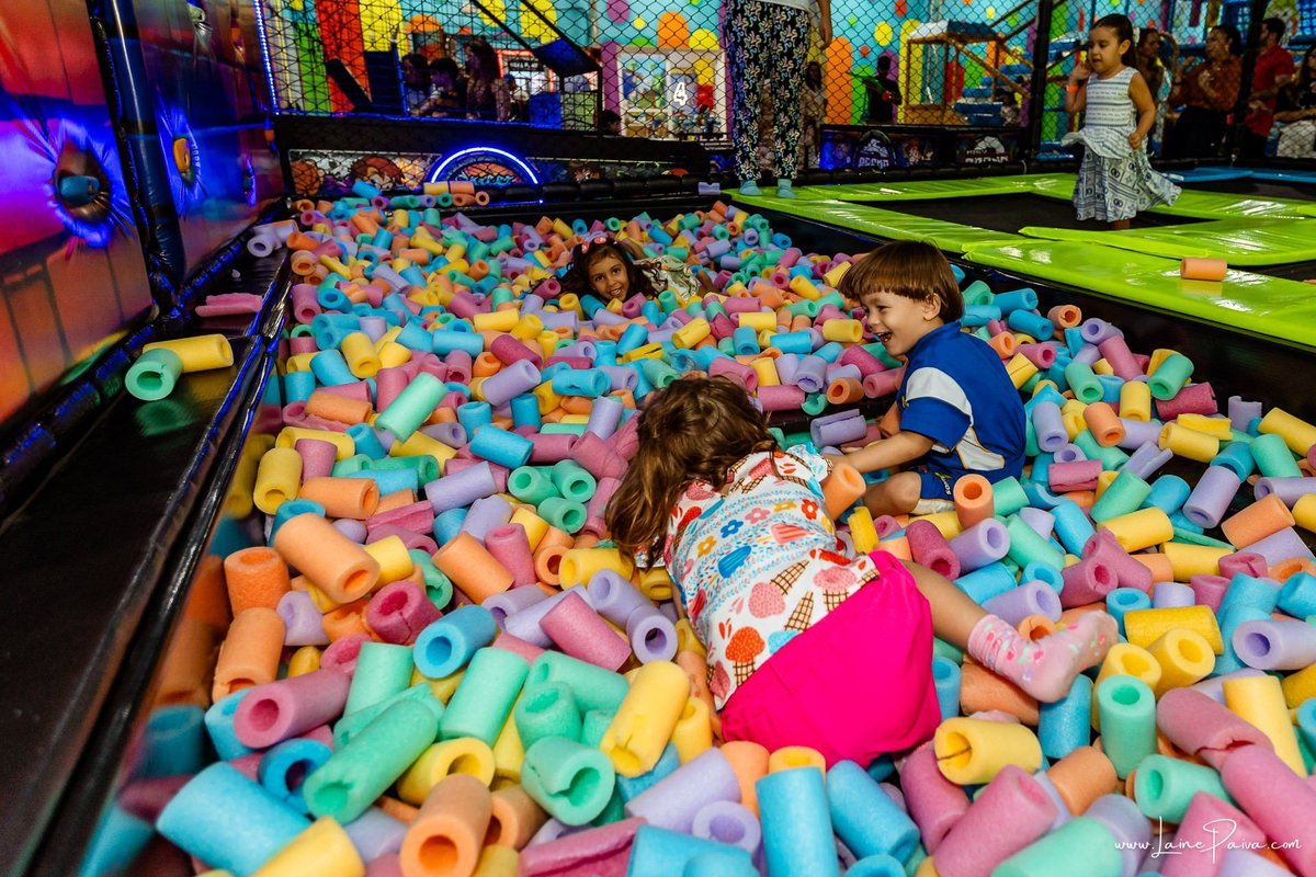 fotografia de Aniversario infantil, festa de 4 anos de Bernardo no Viva Park de Ponta Negra em Natal, com tema Sonic, brincadeiras, piscina de bolinhas, cama elásticas, diversão para as crianças e muito carinho de familiares e amigos, fotografo infantil