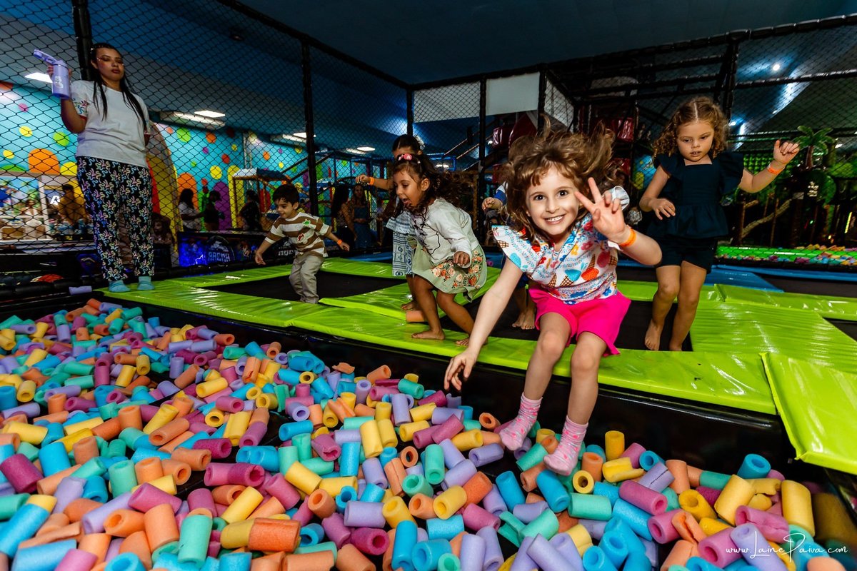 fotografia de Aniversario infantil, festa de 4 anos de Bernardo no Viva Park de Ponta Negra em Natal, com tema Sonic, brincadeiras, piscina de bolinhas, cama elásticas, diversão para as crianças e muito carinho de familiares e amigos, fotografo infantil