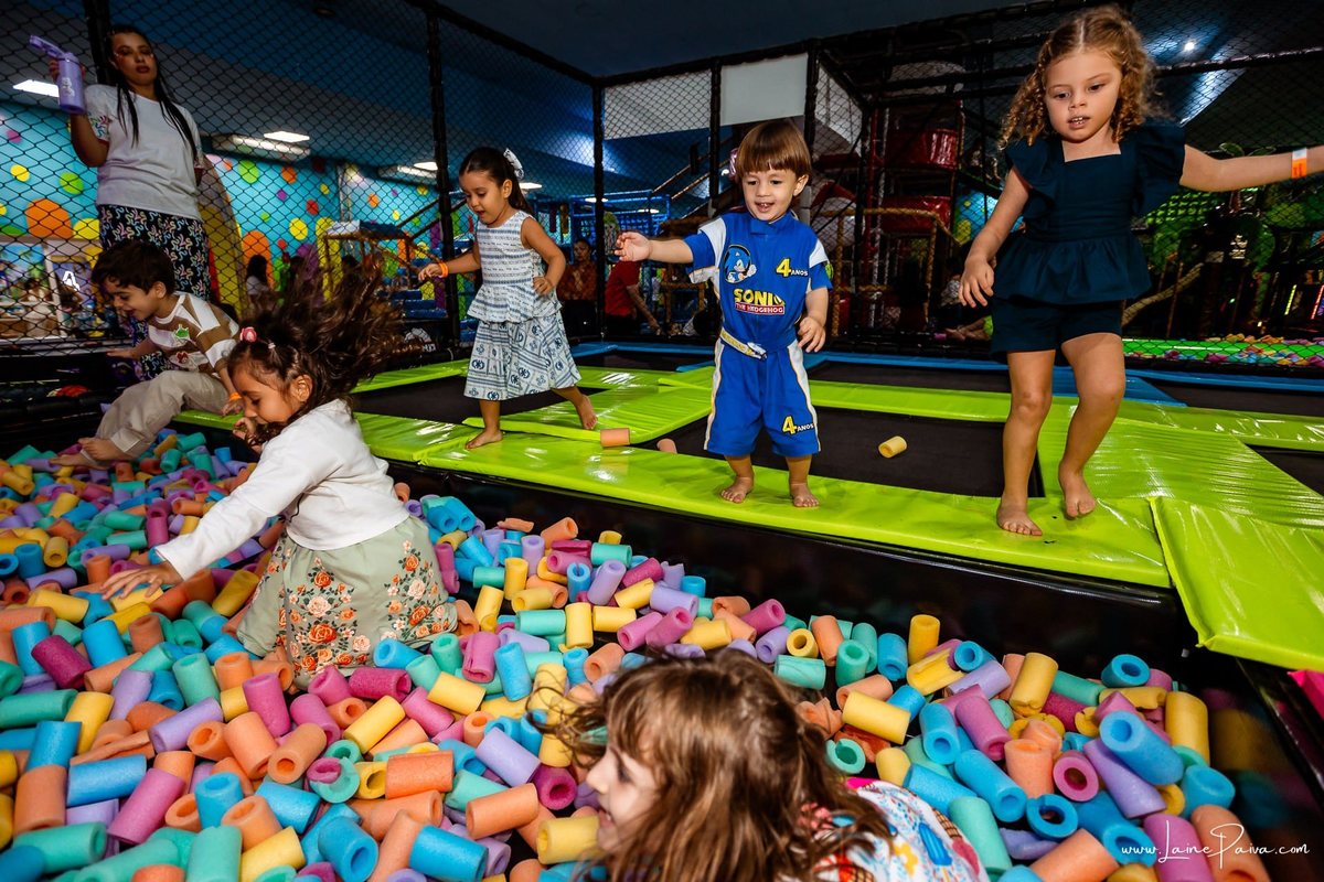 fotografia de Aniversario infantil, festa de 4 anos de Bernardo no Viva Park de Ponta Negra em Natal, com tema Sonic, brincadeiras, piscina de bolinhas, cama elásticas, diversão para as crianças e muito carinho de familiares e amigos, fotografo infantil