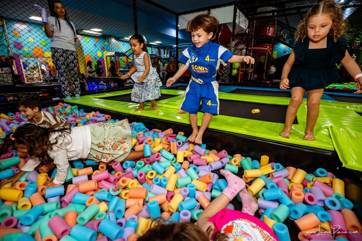 fotografia de Aniversario infantil, festa de 4 anos de Bernardo no Viva Park de Ponta Negra em Natal, com tema Sonic, brincadeiras, piscina de bolinhas, cama elásticas, diversão para as crianças e muito carinho de familiares e amigos, fotografo infantil