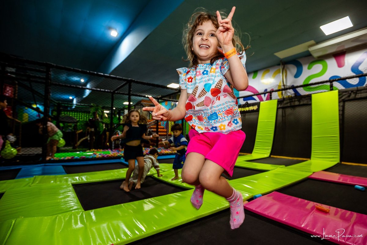 fotografia de Aniversario infantil, festa de 4 anos de Bernardo no Viva Park de Ponta Negra em Natal, com tema Sonic, brincadeiras, piscina de bolinhas, cama elásticas, diversão para as crianças e muito carinho de familiares e amigos, fotografo infantil