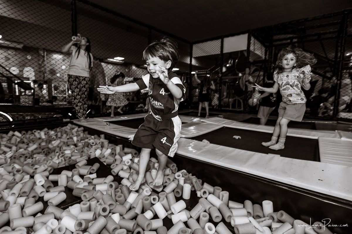 fotografia de Aniversario infantil, festa de 4 anos de Bernardo no Viva Park de Ponta Negra em Natal, com tema Sonic, brincadeiras, piscina de bolinhas, cama elásticas, diversão para as crianças e muito carinho de familiares e amigos, fotografo infantil