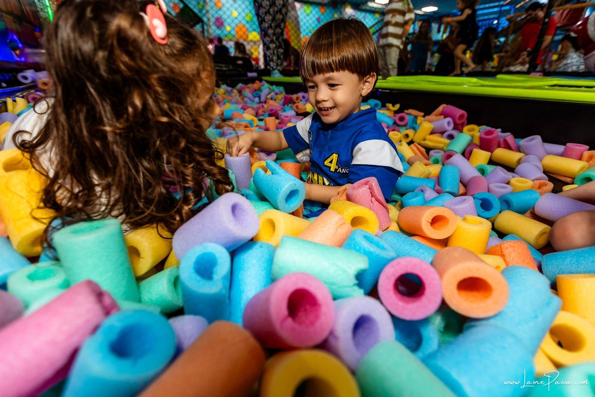 fotografia de Aniversario infantil, festa de 4 anos de Bernardo no Viva Park de Ponta Negra em Natal, com tema Sonic, brincadeiras, piscina de bolinhas, cama elásticas, diversão para as crianças e muito carinho de familiares e amigos, fotografo infantil