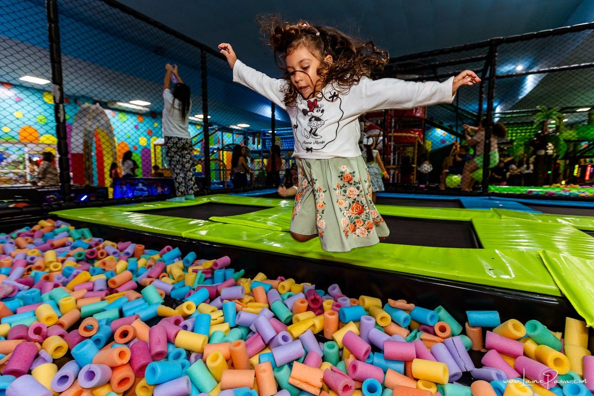 fotografia de Aniversario infantil, festa de 4 anos de Bernardo no Viva Park de Ponta Negra em Natal, com tema Sonic, brincadeiras, piscina de bolinhas, cama elásticas, diversão para as crianças e muito carinho de familiares e amigos, fotografo infantil