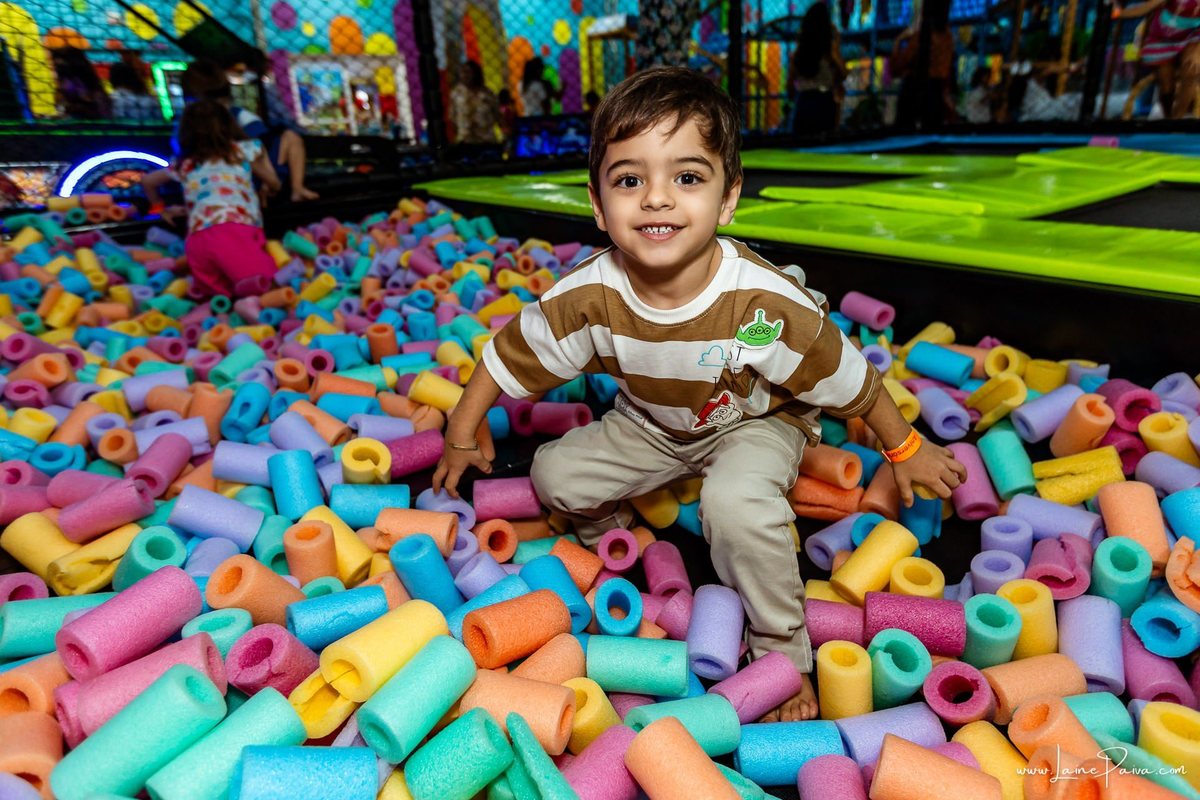 fotografia de Aniversario infantil, festa de 4 anos de Bernardo no Viva Park de Ponta Negra em Natal, com tema Sonic, brincadeiras, piscina de bolinhas, cama elásticas, diversão para as crianças e muito carinho de familiares e amigos, fotografo infantil