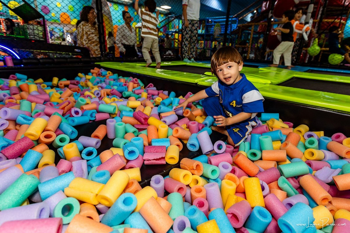 fotografia de Aniversario infantil, festa de 4 anos de Bernardo no Viva Park de Ponta Negra em Natal, com tema Sonic, brincadeiras, piscina de bolinhas, cama elásticas, diversão para as crianças e muito carinho de familiares e amigos, fotografo infantil