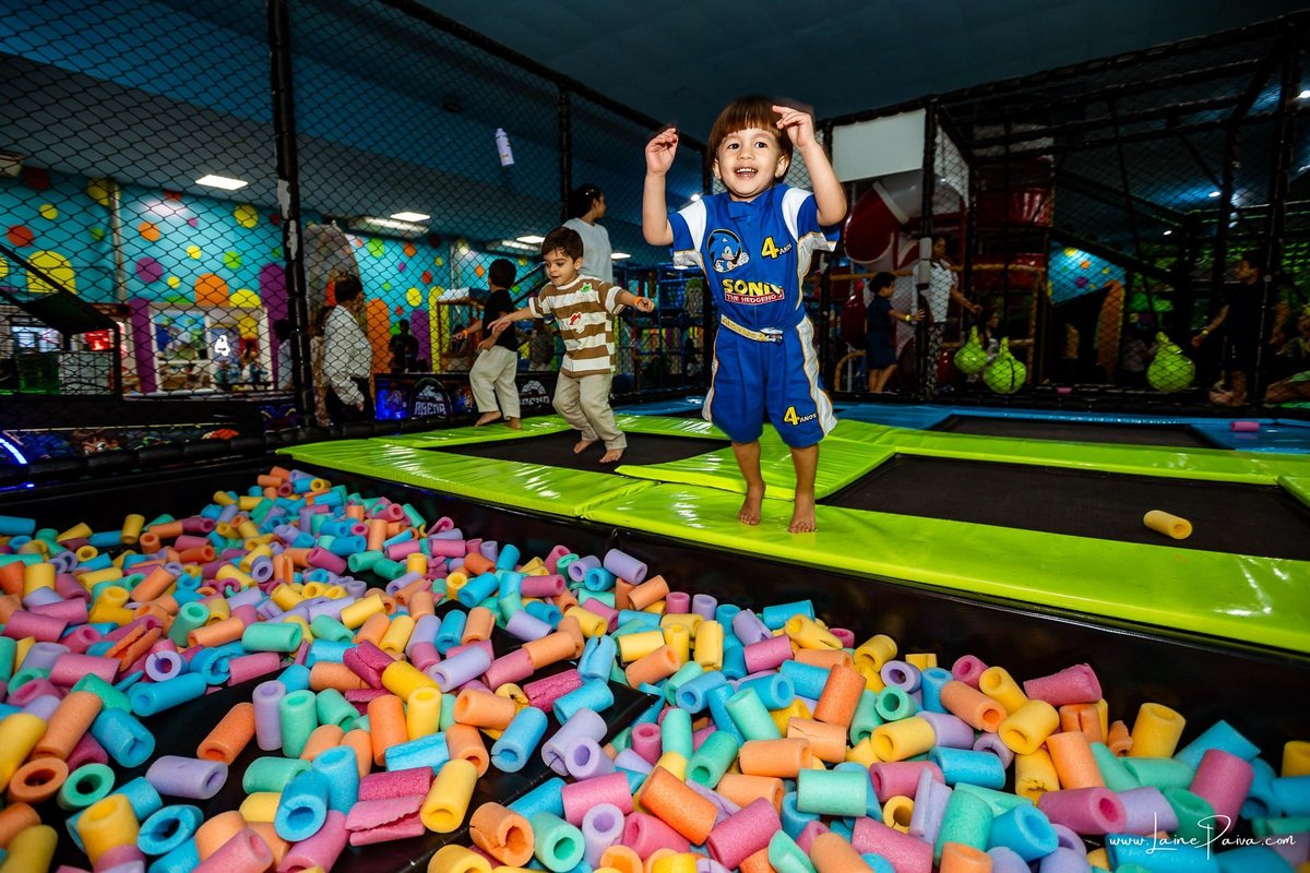 fotografia de Aniversario infantil, festa de 4 anos de Bernardo no Viva Park de Ponta Negra em Natal, com tema Sonic, brincadeiras, piscina de bolinhas, cama elásticas, diversão para as crianças e muito carinho de familiares e amigos, fotografo infantil