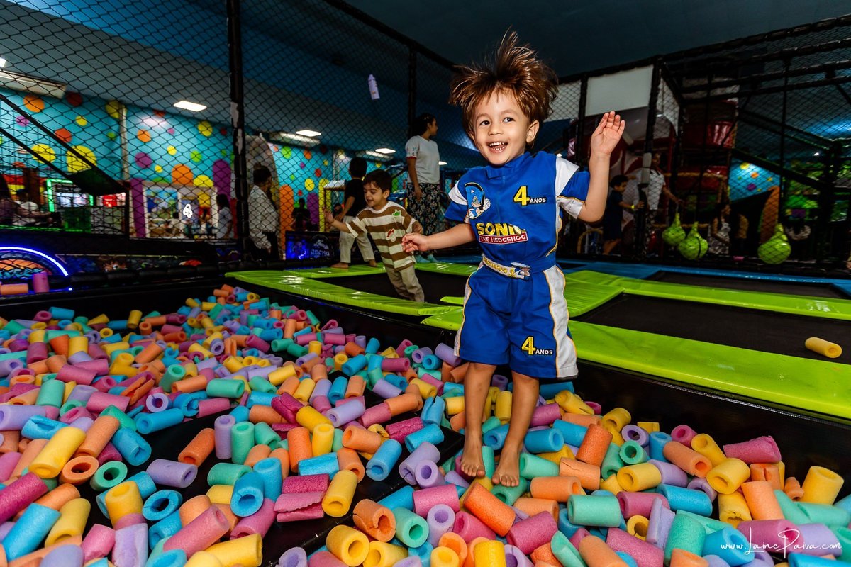 fotografia de Aniversario infantil, festa de 4 anos de Bernardo no Viva Park de Ponta Negra em Natal, com tema Sonic, brincadeiras, piscina de bolinhas, cama elásticas, diversão para as crianças e muito carinho de familiares e amigos, fotografo infantil