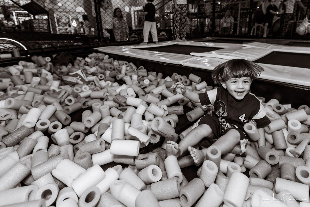 fotografia de Aniversario infantil, festa de 4 anos de Bernardo no Viva Park de Ponta Negra em Natal, com tema Sonic, brincadeiras, piscina de bolinhas, cama elásticas, diversão para as crianças e muito carinho de familiares e amigos, fotografo infantil