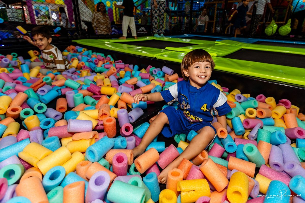fotografia de Aniversario infantil, festa de 4 anos de Bernardo no Viva Park de Ponta Negra em Natal, com tema Sonic, brincadeiras, piscina de bolinhas, cama elásticas, diversão para as crianças e muito carinho de familiares e amigos, fotografo infantil