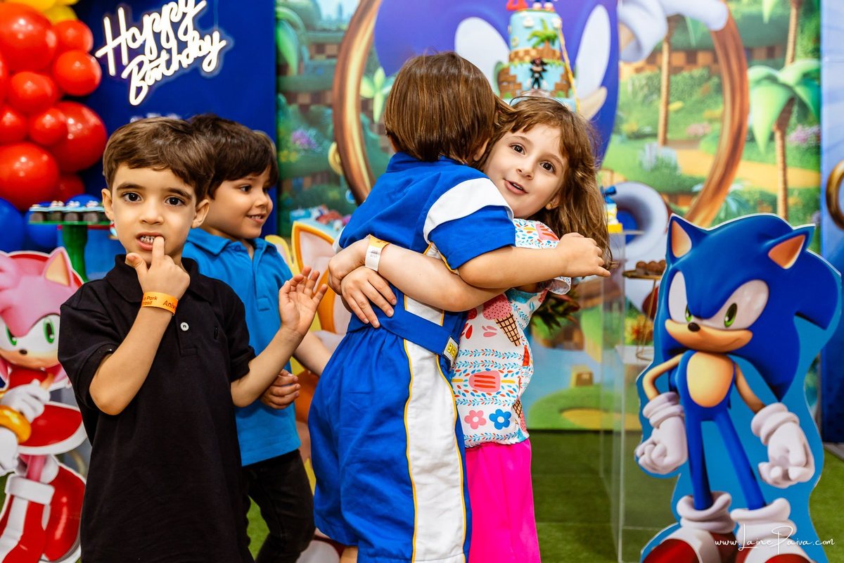 fotografia de Aniversario infantil, festa de 4 anos de Bernardo no Viva Park de Ponta Negra em Natal, com tema Sonic, brincadeiras, piscina de bolinhas, cama elásticas, diversão para as crianças e muito carinho de familiares e amigos, fotografo infantil