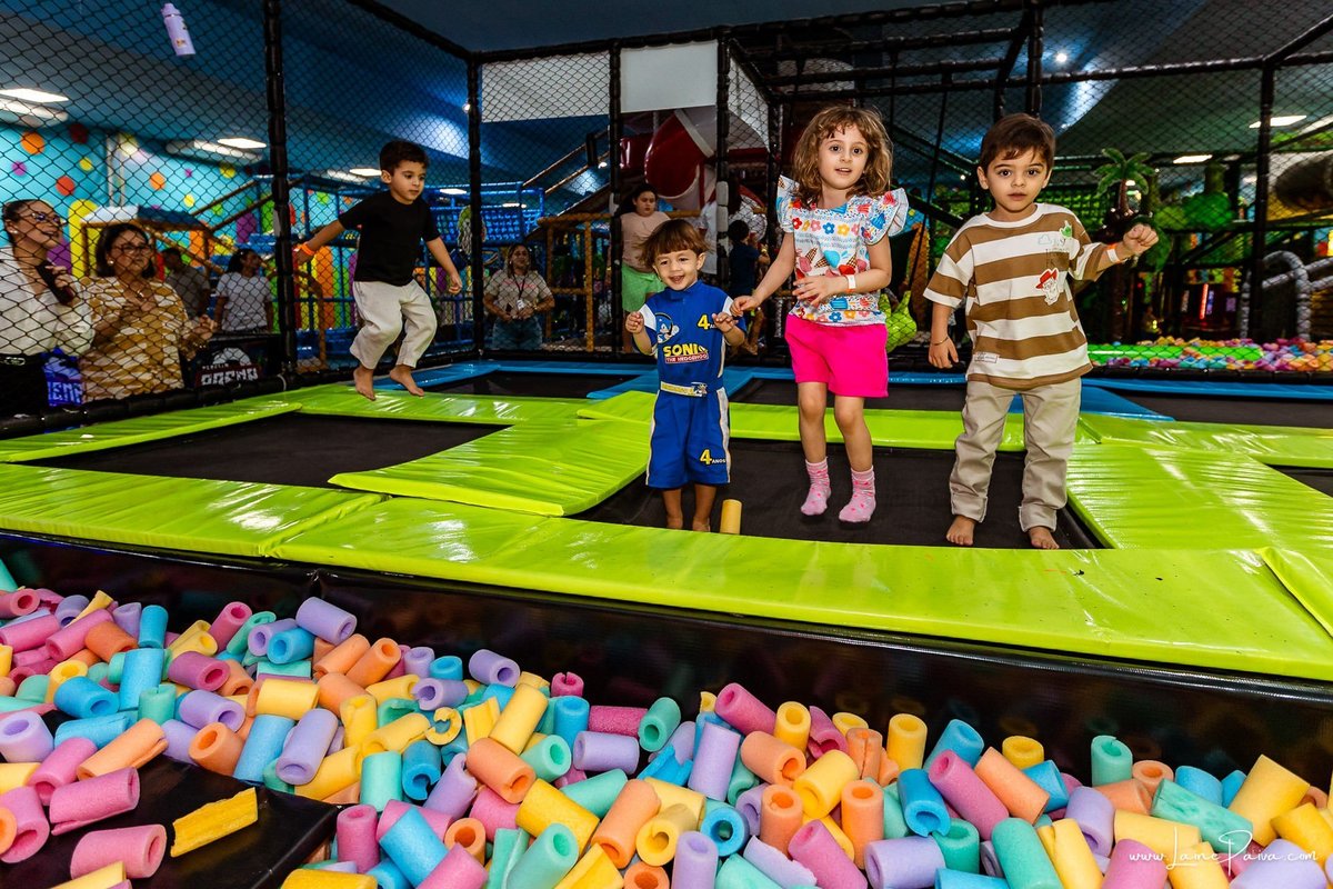 fotografia de Aniversario infantil, festa de 4 anos de Bernardo no Viva Park de Ponta Negra em Natal, com tema Sonic, brincadeiras, piscina de bolinhas, cama elásticas, diversão para as crianças e muito carinho de familiares e amigos, fotografo infantil