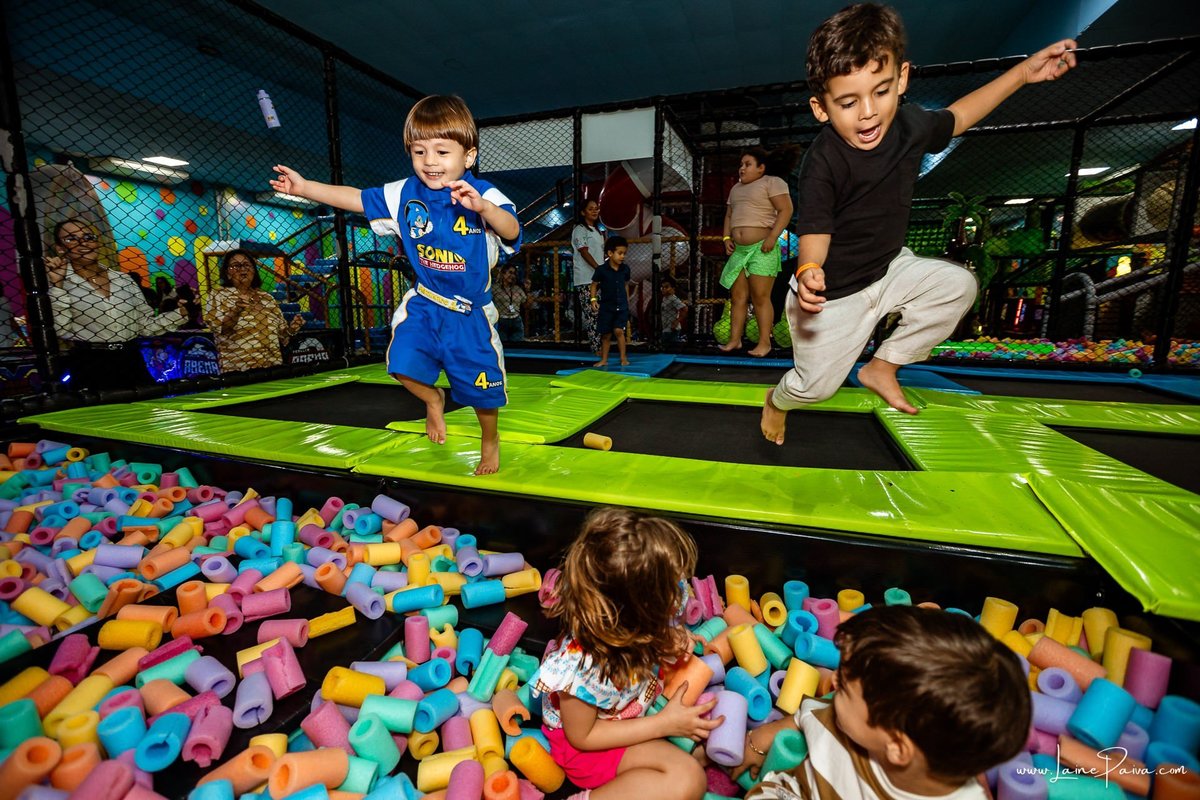 fotografia de Aniversario infantil, festa de 4 anos de Bernardo no Viva Park de Ponta Negra em Natal, com tema Sonic, brincadeiras, piscina de bolinhas, cama elásticas, diversão para as crianças e muito carinho de familiares e amigos, fotografo infantil