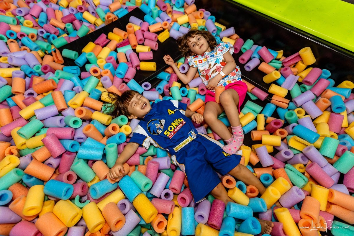 fotografia de Aniversario infantil, festa de 4 anos de Bernardo no Viva Park de Ponta Negra em Natal, com tema Sonic, brincadeiras, piscina de bolinhas, cama elásticas, diversão para as crianças e muito carinho de familiares e amigos, fotografo infantil