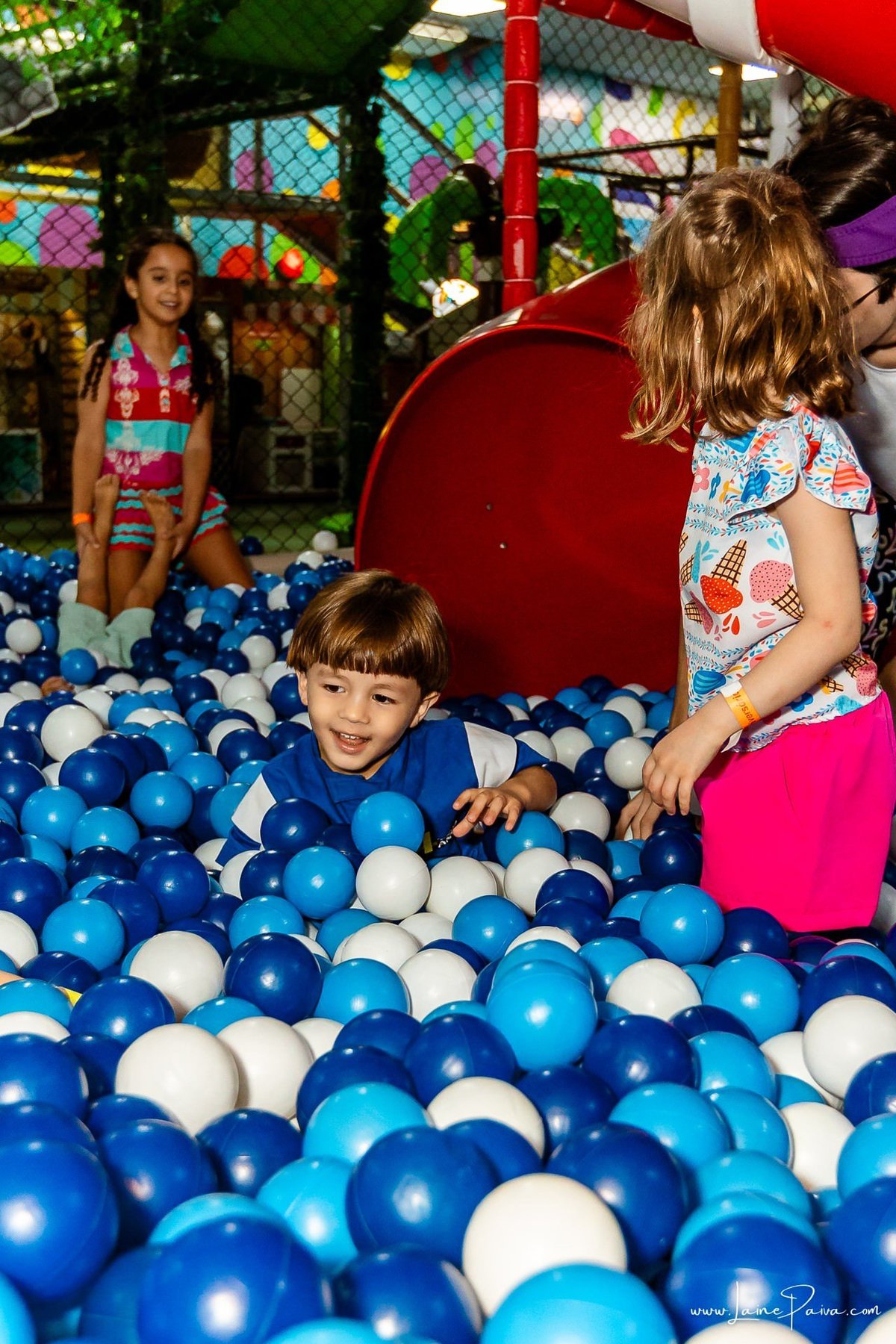 fotografia de Aniversario infantil, festa de 4 anos de Bernardo no Viva Park de Ponta Negra em Natal, com tema Sonic, brincadeiras, piscina de bolinhas, cama elásticas, diversão para as crianças e muito carinho de familiares e amigos, fotografo infantil