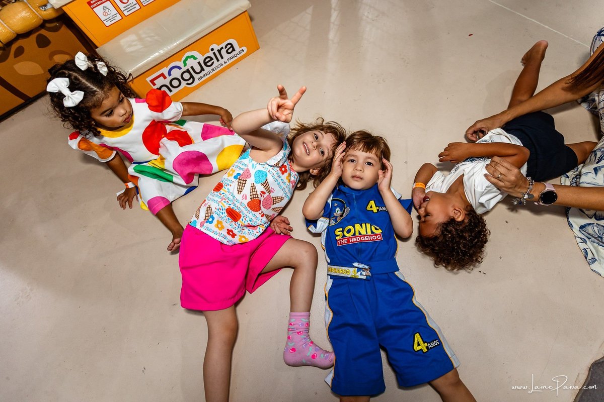 fotografia de Aniversario infantil, festa de 4 anos de Bernardo no Viva Park de Ponta Negra em Natal, com tema Sonic, brincadeiras, piscina de bolinhas, cama elásticas, diversão para as crianças e muito carinho de familiares e amigos, fotografo infantil