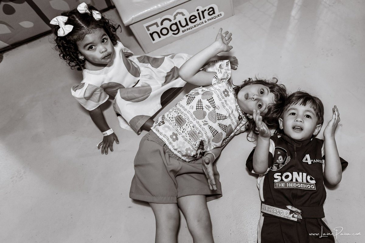 fotografia de Aniversario infantil, festa de 4 anos de Bernardo no Viva Park de Ponta Negra em Natal, com tema Sonic, brincadeiras, piscina de bolinhas, cama elásticas, diversão para as crianças e muito carinho de familiares e amigos, fotografo infantil