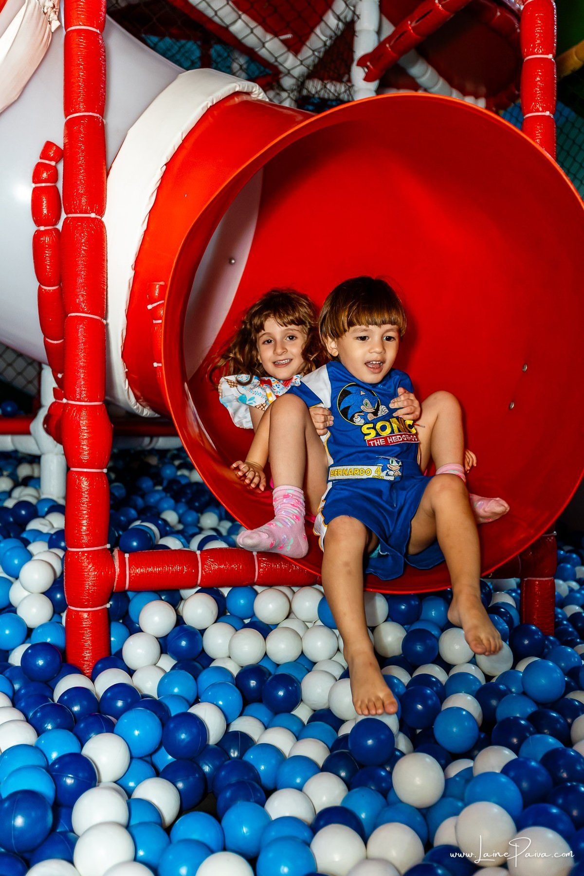 fotografia de Aniversario infantil, festa de 4 anos de Bernardo no Viva Park de Ponta Negra em Natal, com tema Sonic, brincadeiras, piscina de bolinhas, cama elásticas, diversão para as crianças e muito carinho de familiares e amigos, fotografo infantil