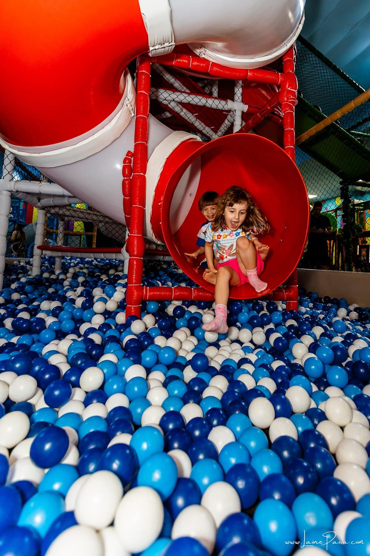 fotografia de Aniversario infantil, festa de 4 anos de Bernardo no Viva Park de Ponta Negra em Natal, com tema Sonic, brincadeiras, piscina de bolinhas, cama elásticas, diversão para as crianças e muito carinho de familiares e amigos, fotografo infantil