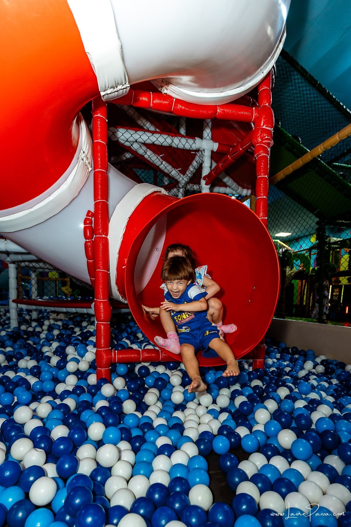 fotografia de Aniversario infantil, festa de 4 anos de Bernardo no Viva Park de Ponta Negra em Natal, com tema Sonic, brincadeiras, piscina de bolinhas, cama elásticas, diversão para as crianças e muito carinho de familiares e amigos, fotografo infantil