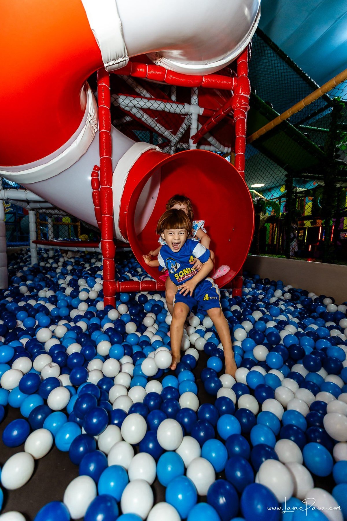 fotografia de Aniversario infantil, festa de 4 anos de Bernardo no Viva Park de Ponta Negra em Natal, com tema Sonic, brincadeiras, piscina de bolinhas, cama elásticas, diversão para as crianças e muito carinho de familiares e amigos, fotografo infantil
