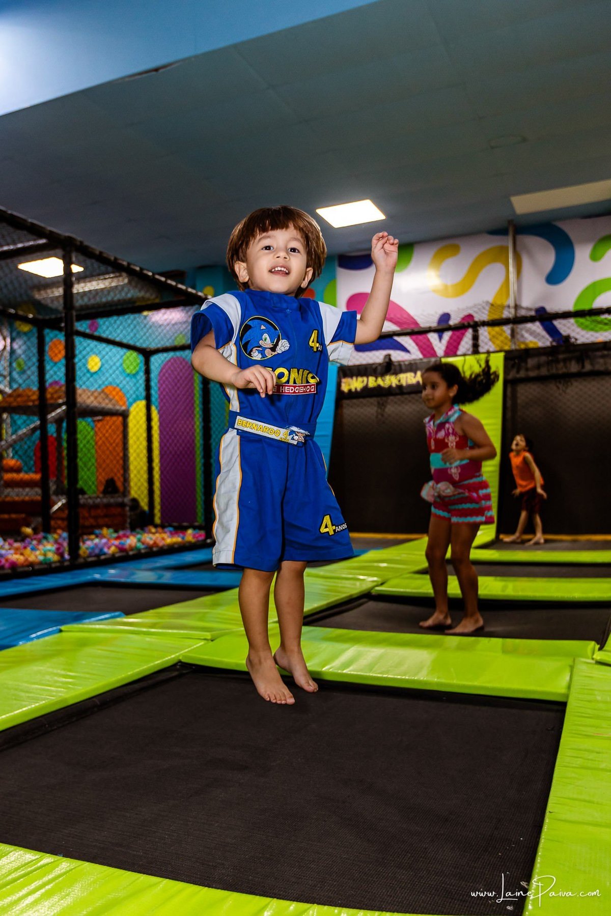 fotografia de Aniversario infantil, festa de 4 anos de Bernardo no Viva Park de Ponta Negra em Natal, com tema Sonic, brincadeiras, piscina de bolinhas, cama elásticas, diversão para as crianças e muito carinho de familiares e amigos, fotografo infantil