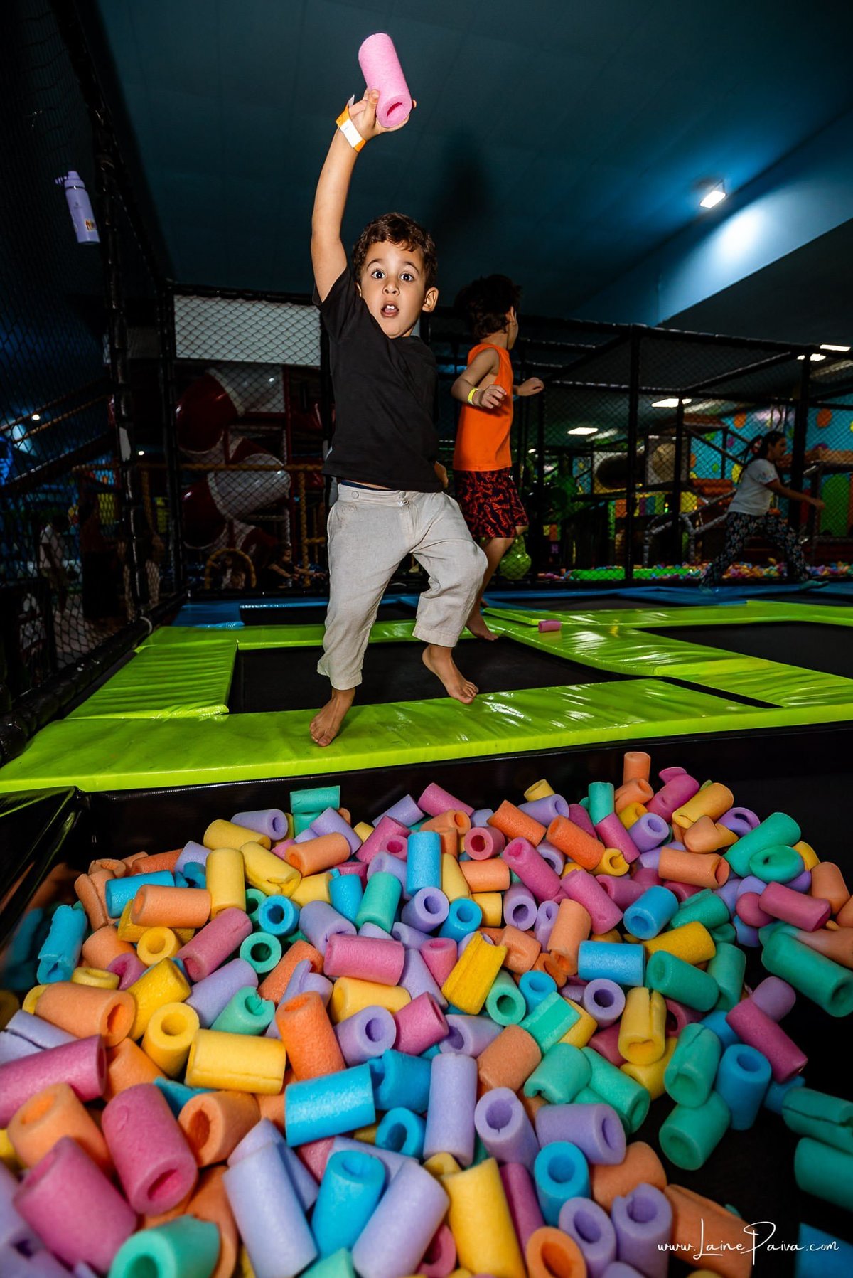 fotografia de Aniversario infantil, festa de 4 anos de Bernardo no Viva Park de Ponta Negra em Natal, com tema Sonic, brincadeiras, piscina de bolinhas, cama elásticas, diversão para as crianças e muito carinho de familiares e amigos, fotografo infantil