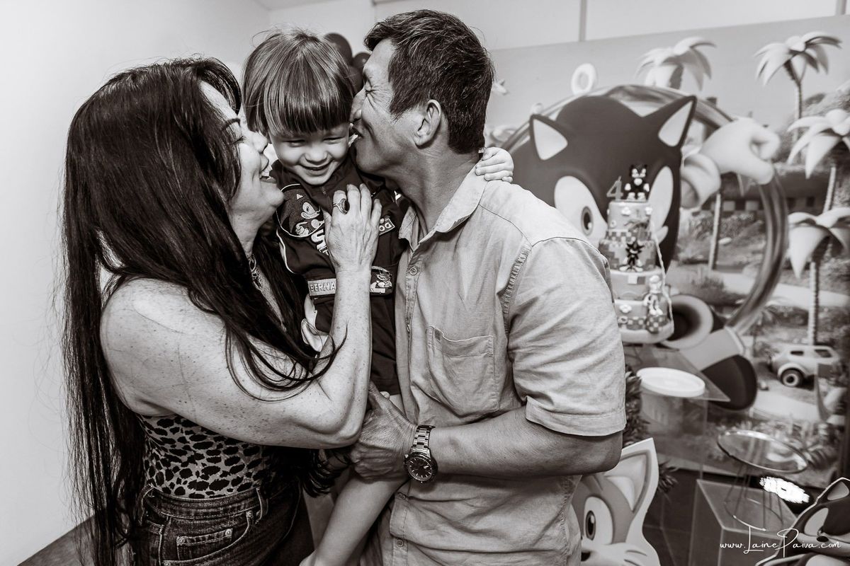 fotografia de Aniversario infantil, festa de 4 anos de Bernardo no Viva Park de Ponta Negra em Natal, com tema Sonic, brincadeiras, piscina de bolinhas, cama elásticas, diversão para as crianças e muito carinho de familiares e amigos, fotografo infantil