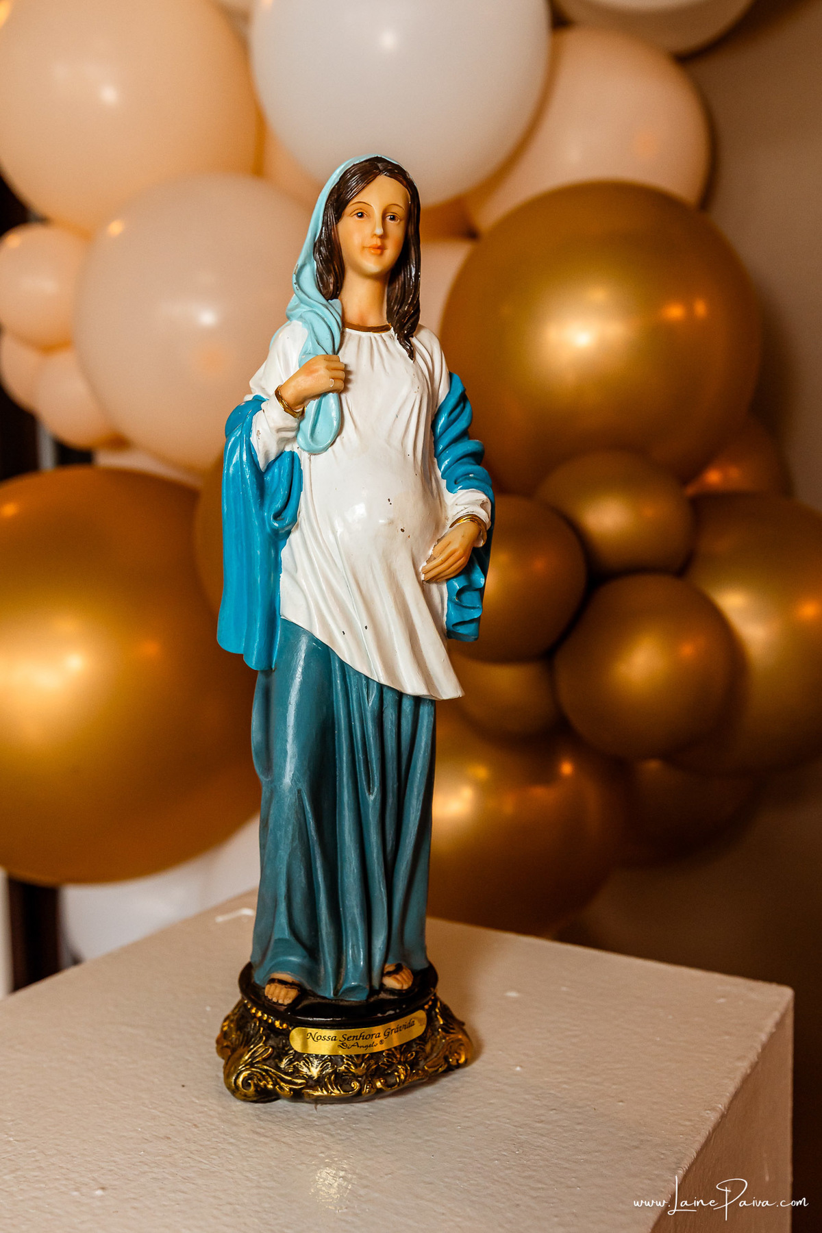 Fotografia de chá revelação intimista em casa, primeiro filho de Fernanda e Samuel, revelação da chegada de Maria com a família reunida, emoção, momentos espontâneos e fotografia documental de família em Natal/RN, fotógrafa de chá revelação.