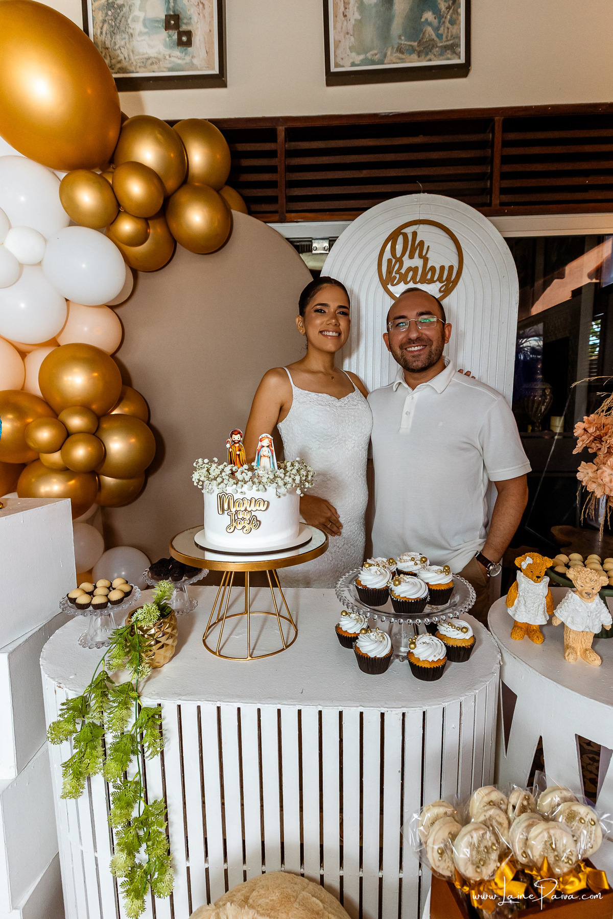 Fotografia de chá revelação intimista em casa, primeiro filho de Fernanda e Samuel, revelação da chegada de Maria com a família reunida, emoção, momentos espontâneos e fotografia documental de família em Natal/RN, fotógrafa de chá revelação.