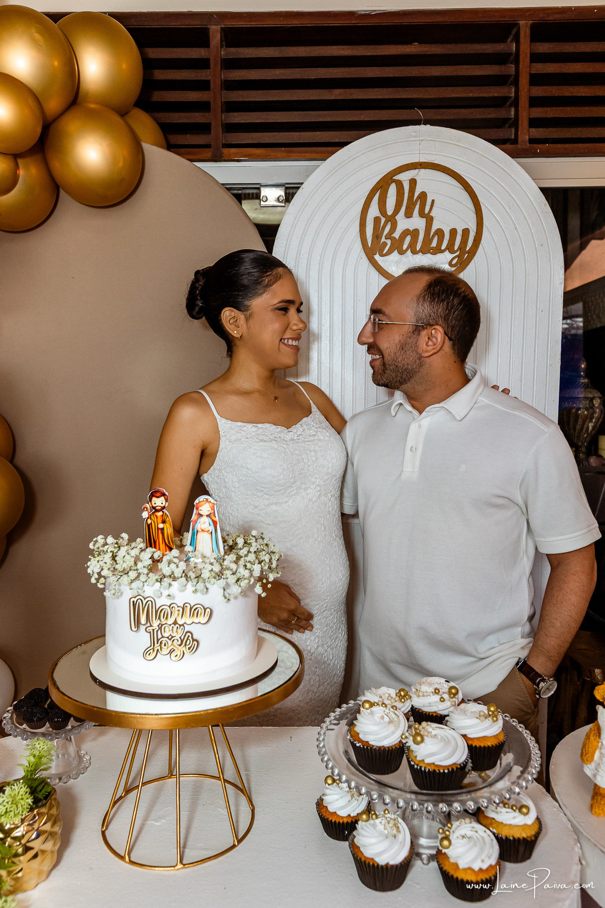 Fotografia de chá revelação intimista em casa, primeiro filho de Fernanda e Samuel, revelação da chegada de Maria com a família reunida, emoção, momentos espontâneos e fotografia documental de família em Natal/RN, fotógrafa de chá revelação.