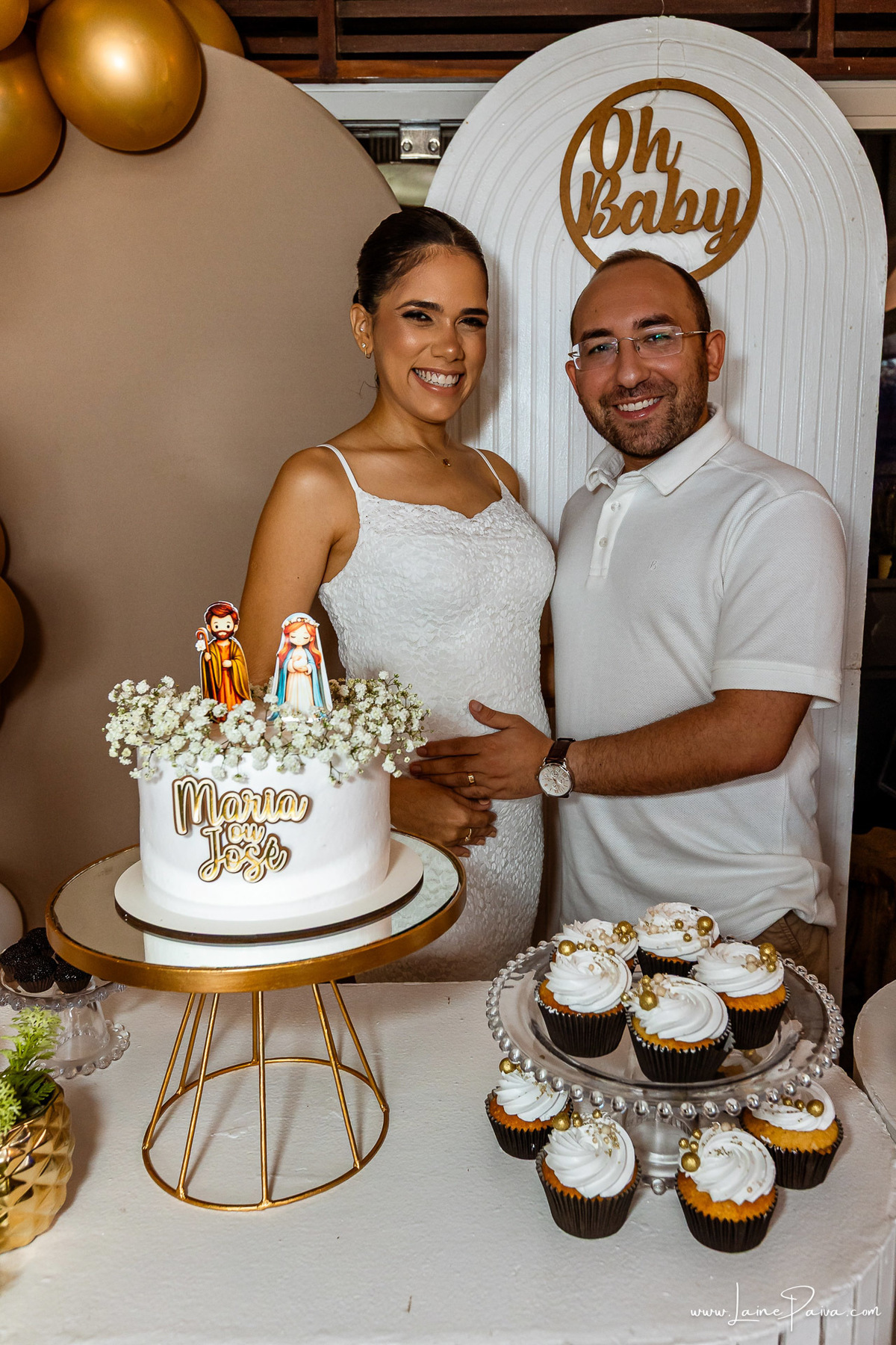 Fotografia de chá revelação intimista em casa, primeiro filho de Fernanda e Samuel, revelação da chegada de Maria com a família reunida, emoção, momentos espontâneos e fotografia documental de família em Natal/RN, fotógrafa de chá revelação.