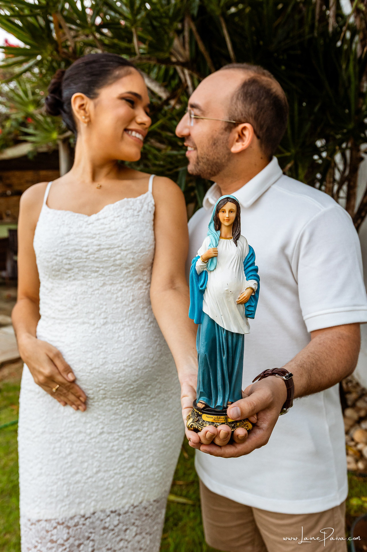 Fotografia de chá revelação intimista em casa, primeiro filho de Fernanda e Samuel, revelação da chegada de Maria com a família reunida, emoção, momentos espontâneos e fotografia documental de família em Natal/RN, fotógrafa de chá revelação.