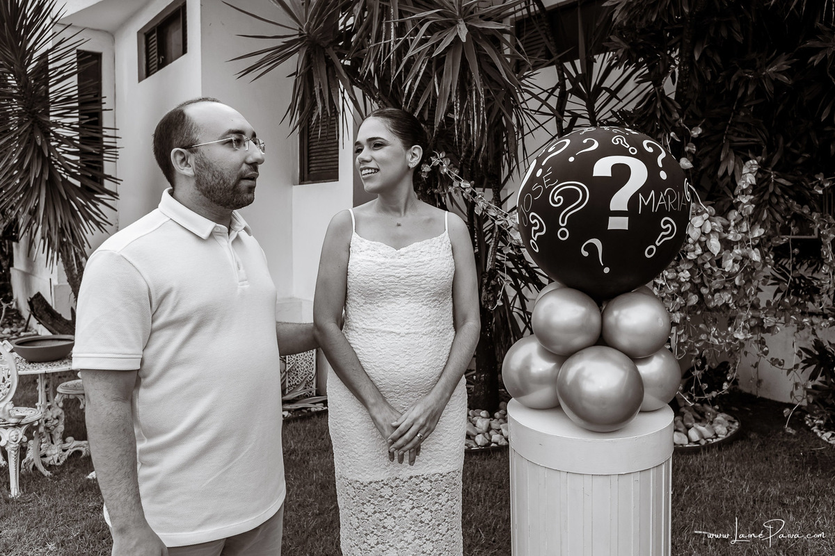 Fotografia de chá revelação intimista em casa, primeiro filho de Fernanda e Samuel, revelação da chegada de Maria com a família reunida, emoção, momentos espontâneos e fotografia documental de família em Natal/RN, fotógrafa de chá revelação.