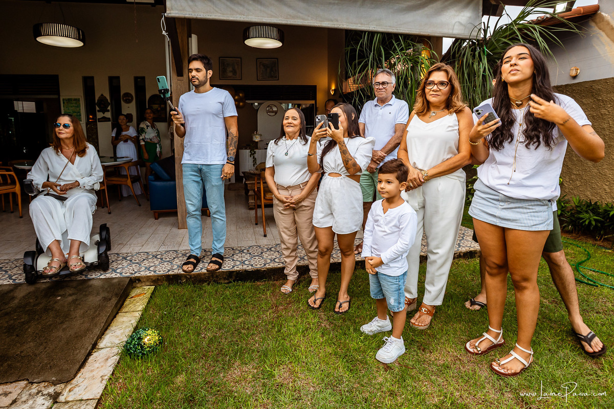 Fotografia de chá revelação intimista em casa, primeiro filho de Fernanda e Samuel, revelação da chegada de Maria com a família reunida, emoção, momentos espontâneos e fotografia documental de família em Natal/RN, fotógrafa de chá revelação.