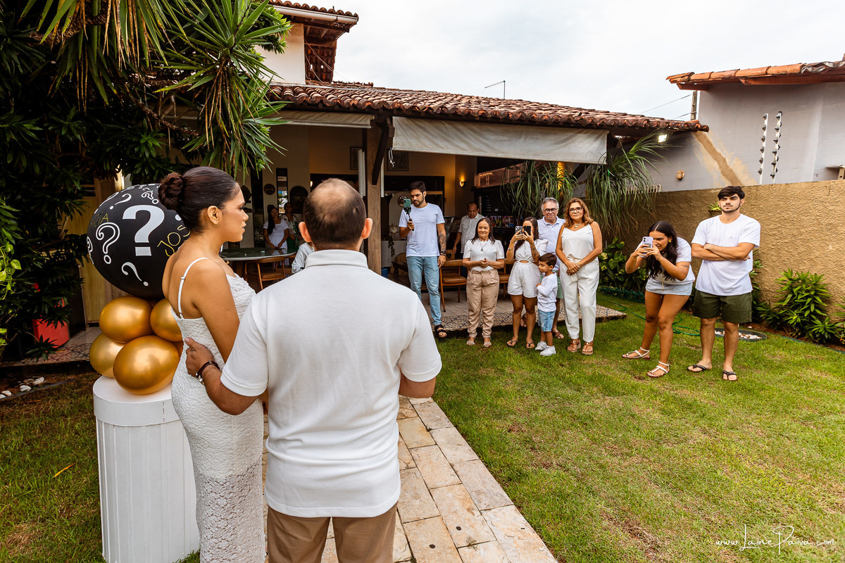 Fotografia de chá revelação intimista em casa, primeiro filho de Fernanda e Samuel, revelação da chegada de Maria com a família reunida, emoção, momentos espontâneos e fotografia documental de família em Natal/RN, fotógrafa de chá revelação.
