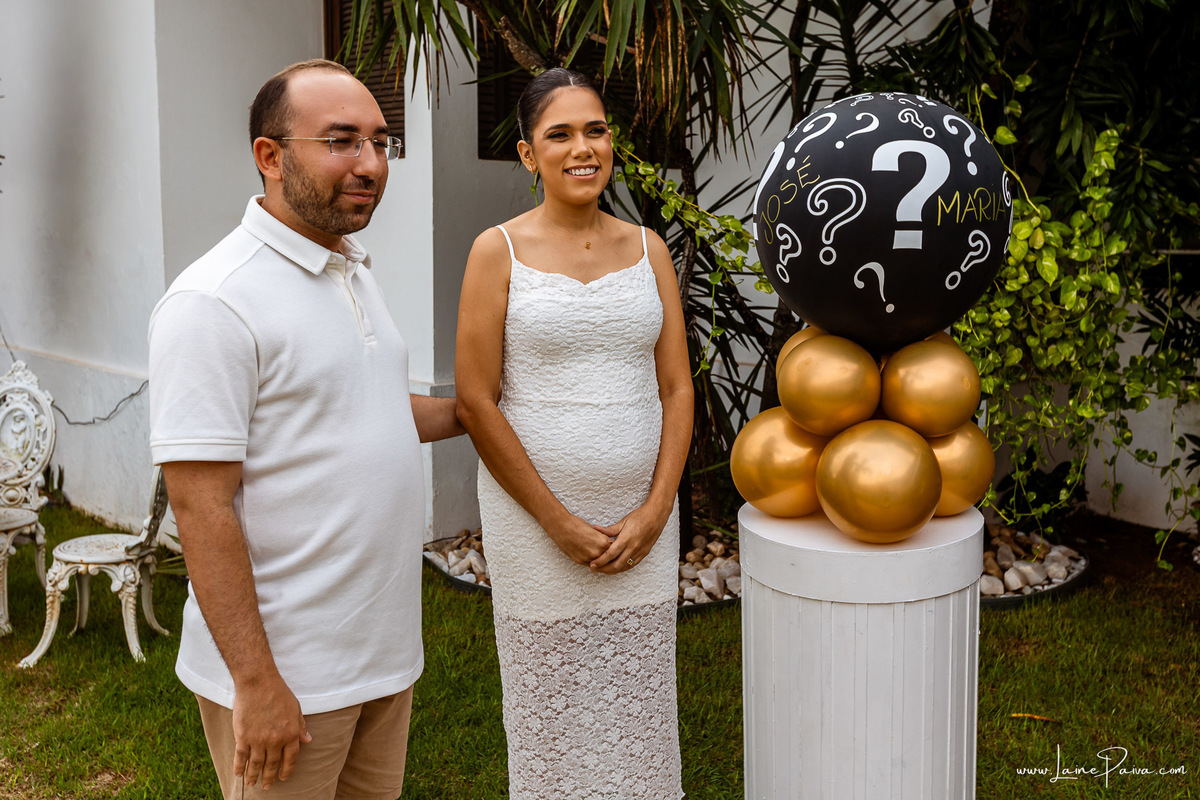 Fotografia de chá revelação intimista em casa, primeiro filho de Fernanda e Samuel, revelação da chegada de Maria com a família reunida, emoção, momentos espontâneos e fotografia documental de família em Natal/RN, fotógrafa de chá revelação.