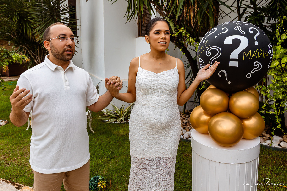 Fotografia de chá revelação intimista em casa, primeiro filho de Fernanda e Samuel, revelação da chegada de Maria com a família reunida, emoção, momentos espontâneos e fotografia documental de família em Natal/RN, fotógrafa de chá revelação.
