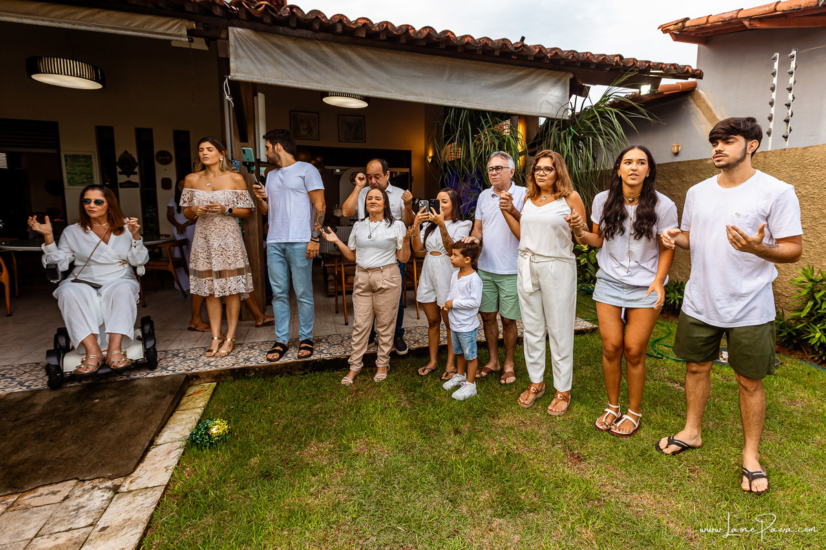 Fotografia de chá revelação intimista em casa, primeiro filho de Fernanda e Samuel, revelação da chegada de Maria com a família reunida, emoção, momentos espontâneos e fotografia documental de família em Natal/RN, fotógrafa de chá revelação.