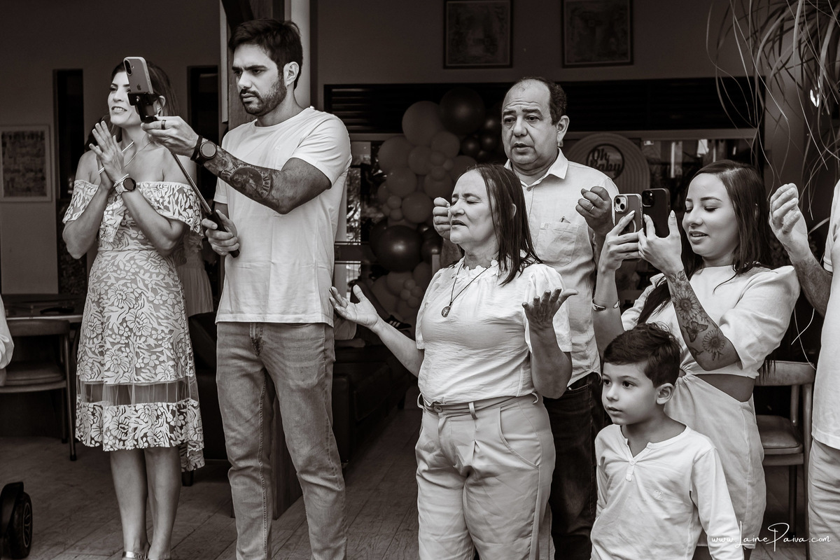 Fotografia de chá revelação intimista em casa, primeiro filho de Fernanda e Samuel, revelação da chegada de Maria com a família reunida, emoção, momentos espontâneos e fotografia documental de família em Natal/RN, fotógrafa de chá revelação.