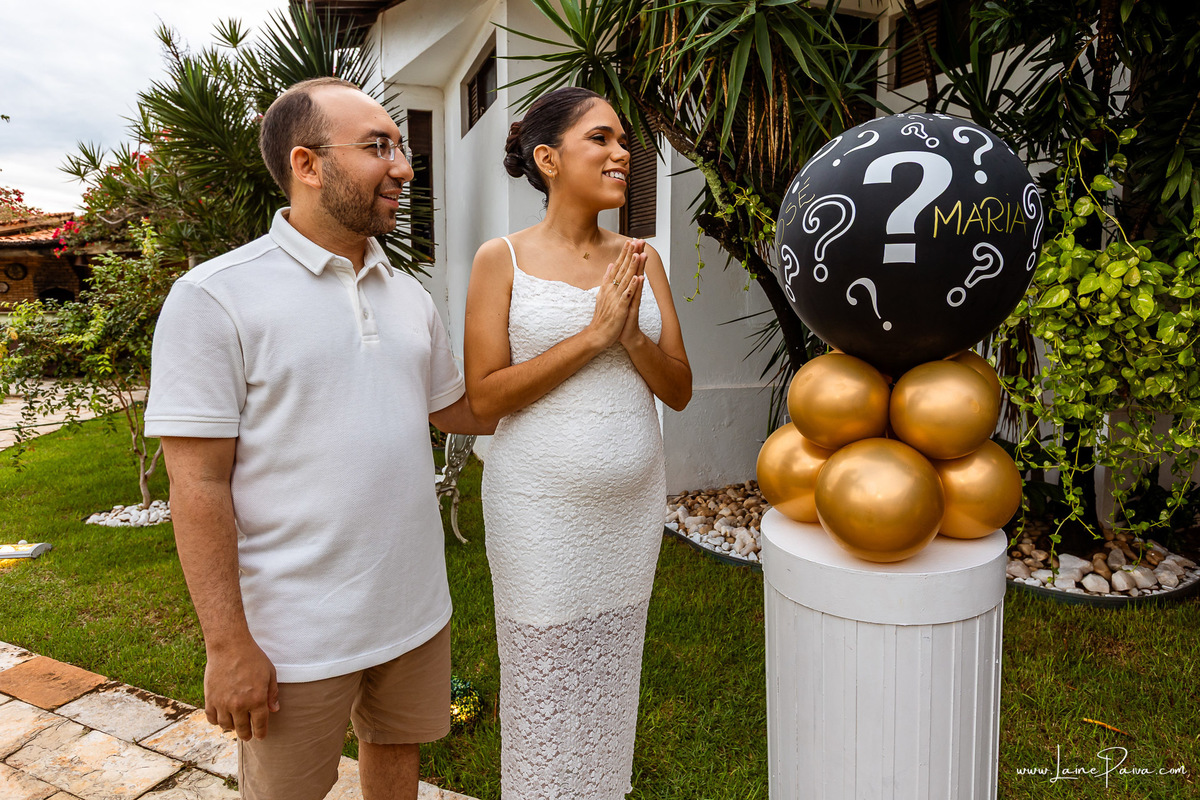 Fotografia de chá revelação intimista em casa, primeiro filho de Fernanda e Samuel, revelação da chegada de Maria com a família reunida, emoção, momentos espontâneos e fotografia documental de família em Natal/RN, fotógrafa de chá revelação.