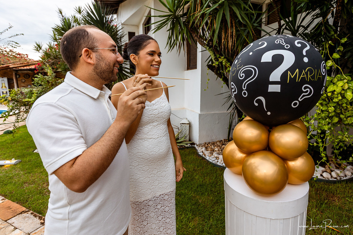 Fotografia de chá revelação intimista em casa, primeiro filho de Fernanda e Samuel, revelação da chegada de Maria com a família reunida, emoção, momentos espontâneos e fotografia documental de família em Natal/RN, fotógrafa de chá revelação.