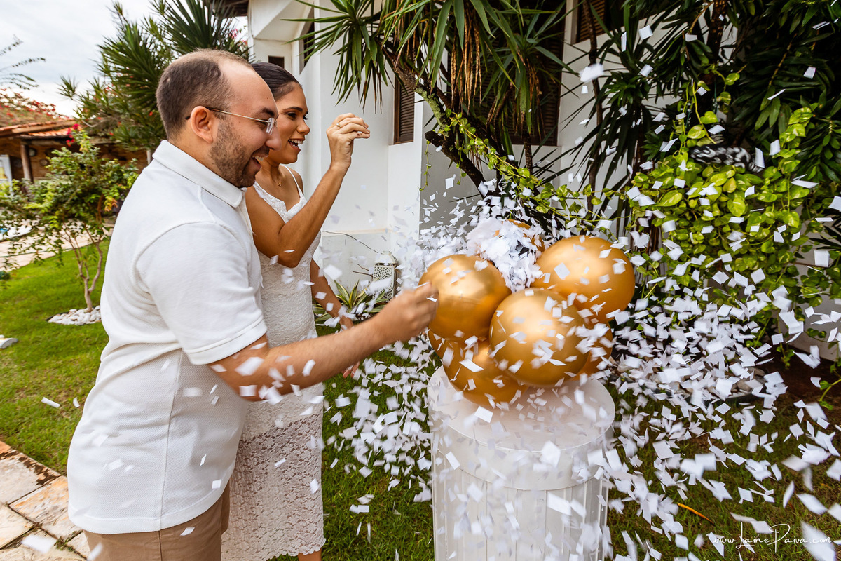 Fotografia de chá revelação intimista em casa, primeiro filho de Fernanda e Samuel, revelação da chegada de Maria com a família reunida, emoção, momentos espontâneos e fotografia documental de família em Natal/RN, fotógrafa de chá revelação.