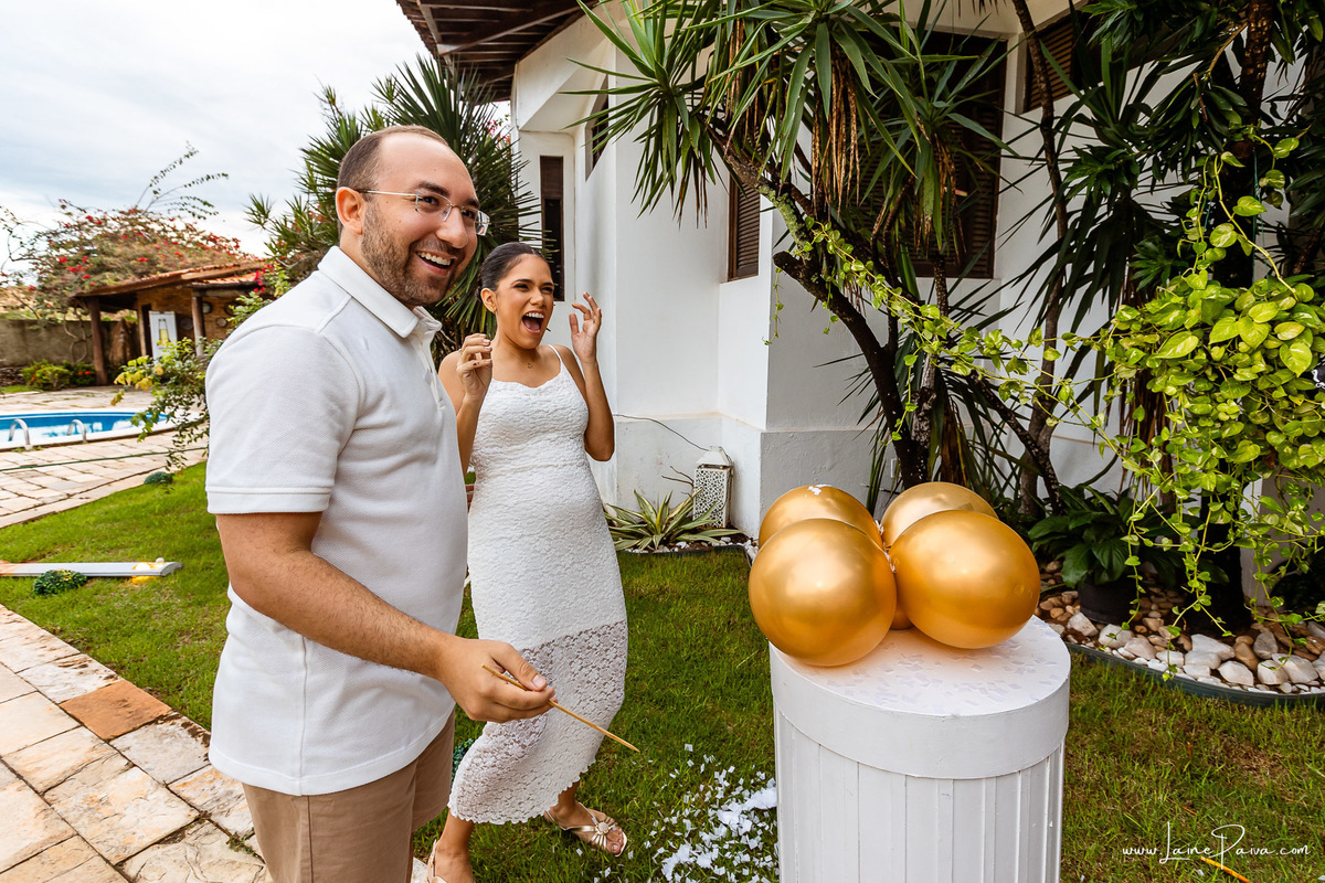 Fotografia de chá revelação intimista em casa, primeiro filho de Fernanda e Samuel, revelação da chegada de Maria com a família reunida, emoção, momentos espontâneos e fotografia documental de família em Natal/RN, fotógrafa de chá revelação.