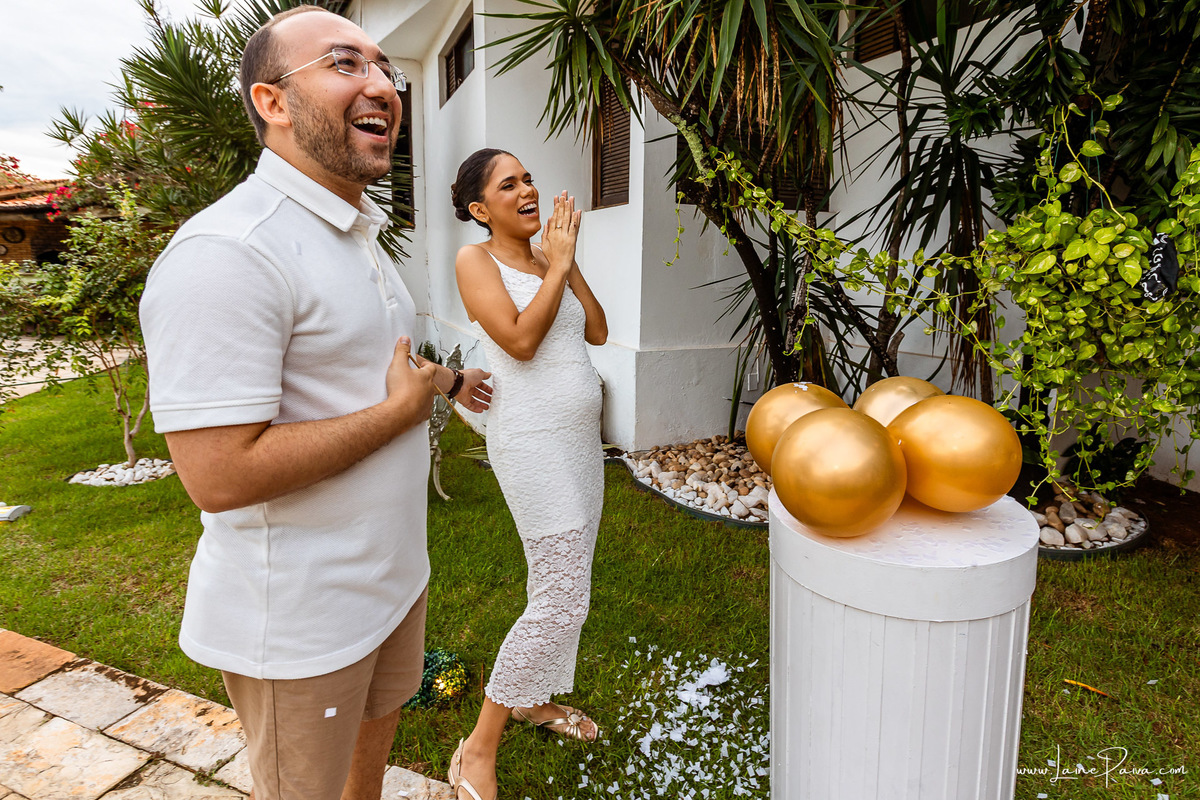 Fotografia de chá revelação intimista em casa, primeiro filho de Fernanda e Samuel, revelação da chegada de Maria com a família reunida, emoção, momentos espontâneos e fotografia documental de família em Natal/RN, fotógrafa de chá revelação.