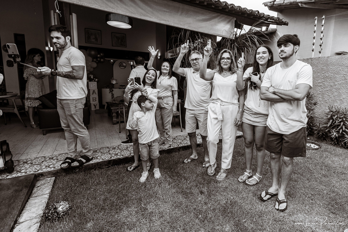 Fotografia de chá revelação intimista em casa, primeiro filho de Fernanda e Samuel, revelação da chegada de Maria com a família reunida, emoção, momentos espontâneos e fotografia documental de família em Natal/RN, fotógrafa de chá revelação.