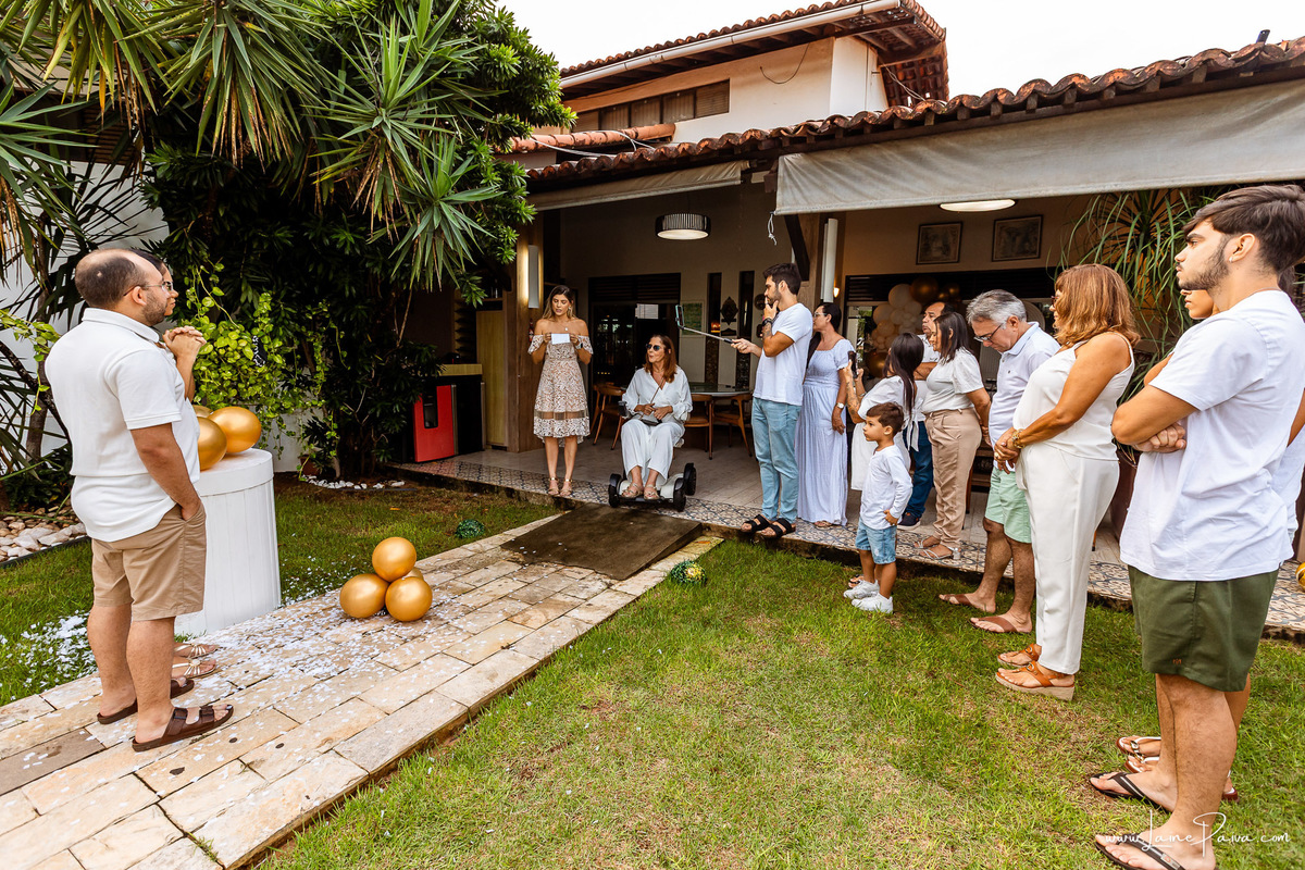 Fotografia de chá revelação intimista em casa, primeiro filho de Fernanda e Samuel, revelação da chegada de Maria com a família reunida, emoção, momentos espontâneos e fotografia documental de família em Natal/RN, fotógrafa de chá revelação.