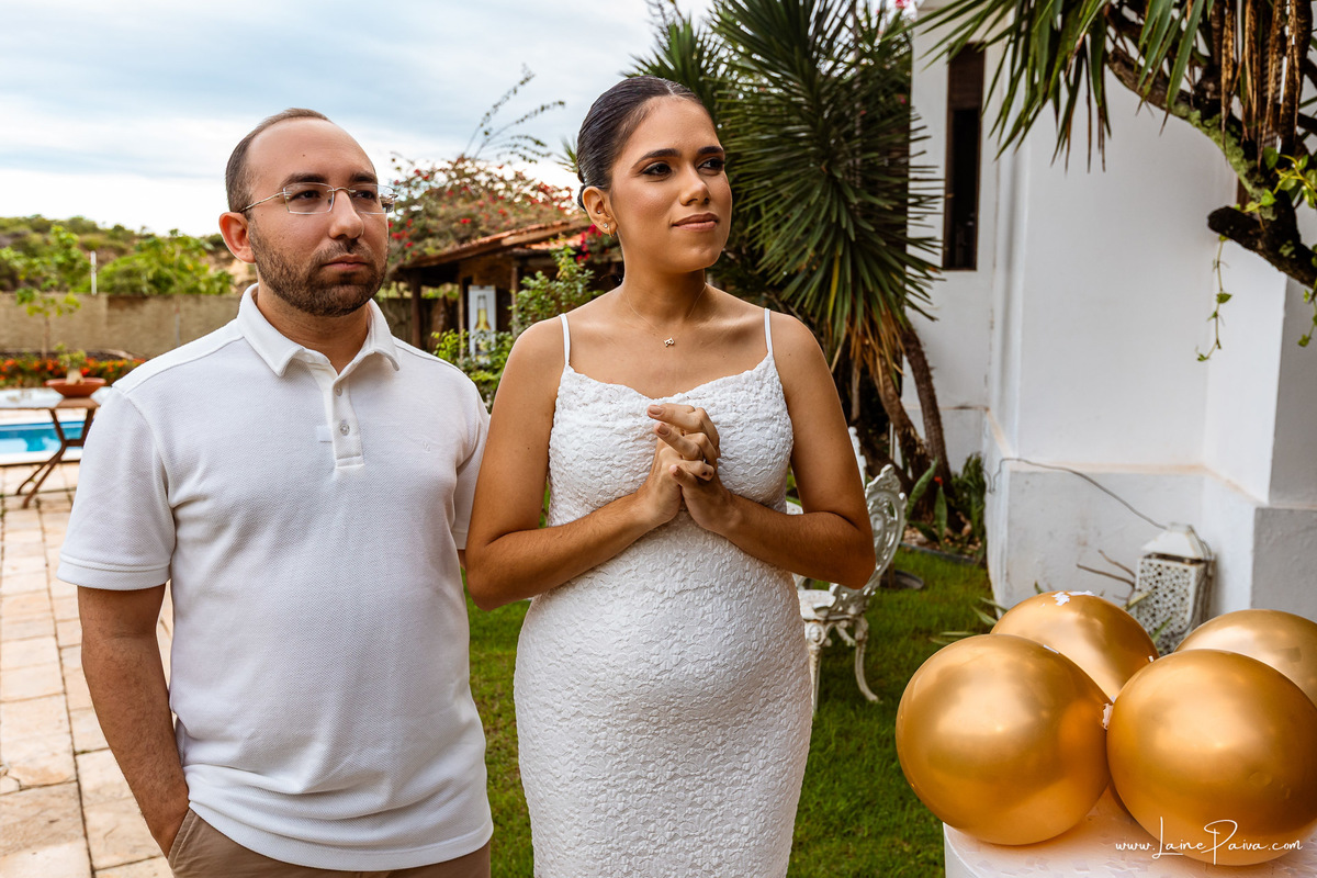 Fotografia de chá revelação intimista em casa, primeiro filho de Fernanda e Samuel, revelação da chegada de Maria com a família reunida, emoção, momentos espontâneos e fotografia documental de família em Natal/RN, fotógrafa de chá revelação.